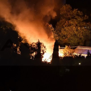 Sanremo: incendio stanotte al giro dell'Isola, prende fuoco un box usato come ricovero attrezzi (Foto) Sanremo: incendio stanotte al giro dell'Isola, prende fuoco un box usato come ricovero attrezzi (Foto)