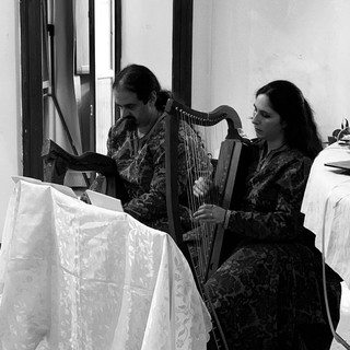 Alla ‘Notte Templare’ di Pratola Peligna, il duo d’Arpe Celtiche e Antiche ‘Il Rubino e lo Smeraldo’ di Montalto ha accolto i visitatori con musica medievale