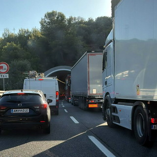 Incidente sull’A10 tra Imperia Ovest e Arma di Taggia: un ferito, coda di un chilometro verso la Francia