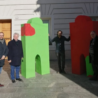 Ventimiglia: installati i 'Colossi innamorati' di Andrea Iorio in piazza Bassi, un segnale di pace e amore (Foto)