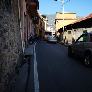 Sanremo, via Dante senza segnaletica orizzontale: residente scrive a comune e Prefetto ma la normativa nazionale non la consente