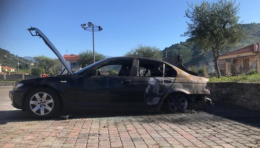Camporosso: auto francese distrutta stanotte da un incendio in piazza Pertini, si indaga sulle cause (Foto) Camporosso: auto francese distrutta stanotte da un incendio in piazza Pertini, si indaga sulle cause (Foto)