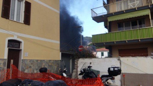 Ventimiglia: un mezzo privato prende fuoco in vico Pescatori, intervento dei Vigili del Fuoco
