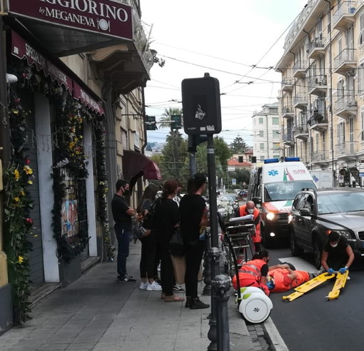 Sanremo: operatore di Amaie Energia investito da un'auto in via Roma, per fortuna non è grave (Foto)