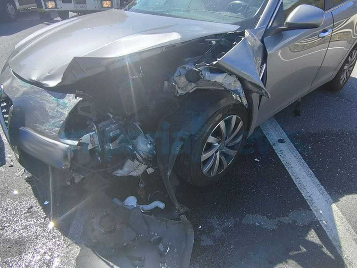 Pontedassio: scontro tra auto sulla SS 28 all'altezza del bivio per il Bennet, il bilancio è di tre feriti (foto)