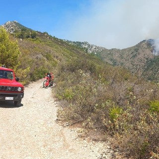 Ventimiglia: incendio sul Grammondo, quarta notte di presidio e probabile ritorno dei mezzi aerei Ventimiglia: incendio sul Grammondo, quarta notte di presidio e probabile ritorno dei mezzi aerei