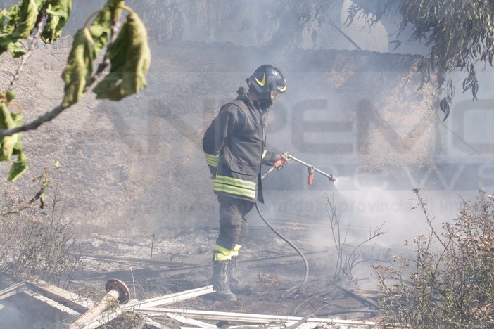 Sanremo: spento l'incendio di sterpaglie in Valle Armea, distrutta una baracca ed un motocarro (Foto e Video) Sanremo: spento l'incendio di sterpaglie in Valle Armea, distrutta una baracca ed un motocarro (Foto e Video)