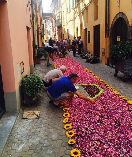 Riva Ligure: domenica prossima il borgo si vestirà di fiori e di colori per l'infiorata del Corpus Domini