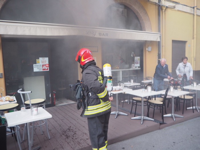 Sanremo: surriscaldamento ad una friggitrice, incendio in un bar di piazza Borea d'Olmo. Un ferito lieve e molti danni (FOTO E VIDEO) Sanremo: surriscaldamento ad una friggitrice, incendio in un bar di piazza Borea d'Olmo. Un ferito lieve e molti danni (FOTO E VIDEO)