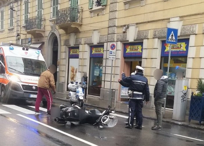 Sanremo: perde l'equilibrio e finisce a terra a causa del fondo viscido, incidente in via Roma
