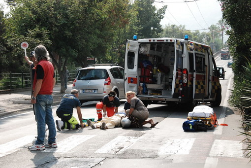 Ospedaletti: abbagliata dal sole non vede pedone che sta attraversando, 60enne portato in Ospedale