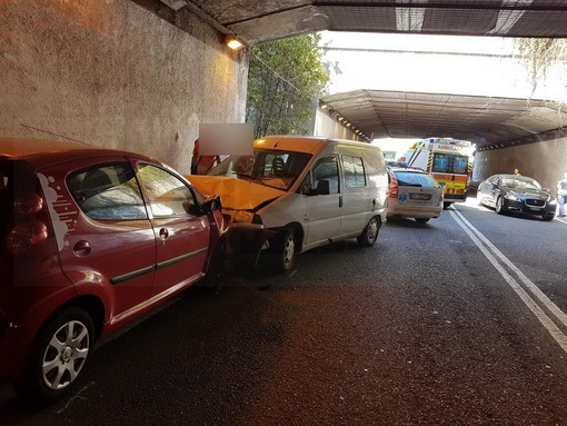 Ventimiglia: scontro frontale al confine sull'Aurelia, tre feriti portati in ospedale a Sanremo (Foto)