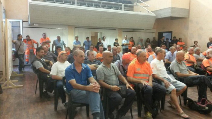 Diano Marina: terminata la riunione in comune per la TraDeCo, i lavoratori "Altri due giorni di sciopero" Diano Marina: terminata la riunione in comune per la TraDeCo, i lavoratori "Altri due giorni di sciopero"