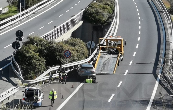 Incidente sulla A10 tra Sanremo ed Arma: un ferito lieve e traffico che scorre verso Genova (Foto) Incidente sulla A10 tra Sanremo ed Arma: un ferito lieve e traffico che scorre verso Genova (Foto)
