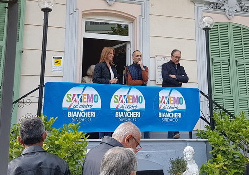 Elezioni Amministrative Sanremo: grande folla ieri per l'incontro con i candidati Alessandro Il Grande ed Adriana Cutellè (Foto) Elezioni Amministrative Sanremo: grande folla ieri per l'incontro con i candidati Alessandro Il Grande ed Adriana Cutellè (Foto)
