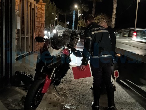 Imperia: scontro moto-auto in corso Garibaldi, 40enne trasportato in ospedale in codice rosso (Foto) Imperia: scontro moto-auto in corso Garibaldi, 40enne trasportato in ospedale in codice rosso (Foto)