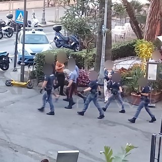 Sanremo: insulti a sfondo razziale da un dehors all'altro in piazza Bresca, uomo portato via dai Carabinieri (Foto)