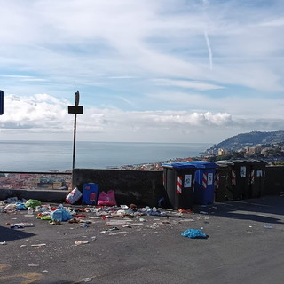Sanremo: 'Belvedere San Lazzaro' invaso dall'immondizia, la foto e le rimostranze di un lettore Sanremo: 'Belvedere San Lazzaro' invaso dall'immondizia, la foto e le rimostranze di un lettore
