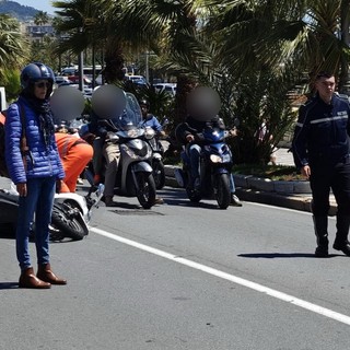 Sanremo: incidente in corso Imperatrice, auto svolta per un parcheggio e 45enne lievemente ferito (Foto)
