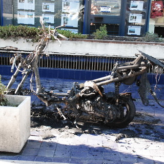 San Bartolomeo al Mare: scooter a fuoco ieri sera sulla strada verso regione Poiolo San Bartolomeo al Mare: scooter a fuoco ieri sera sulla strada verso regione Poiolo