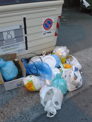 Riva Ligure: nuovi cassonetti per la differenziata ma chi butta l'immondizia la getta all'esterno