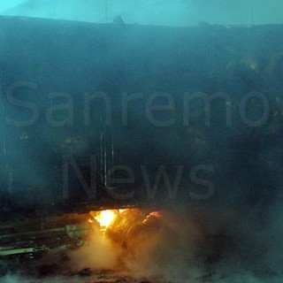 Furgone distrutto da un incendio questa notte alle 4 sulla strada verso Cipressa Furgone distrutto da un incendio questa notte alle 4 sulla strada verso Cipressa
