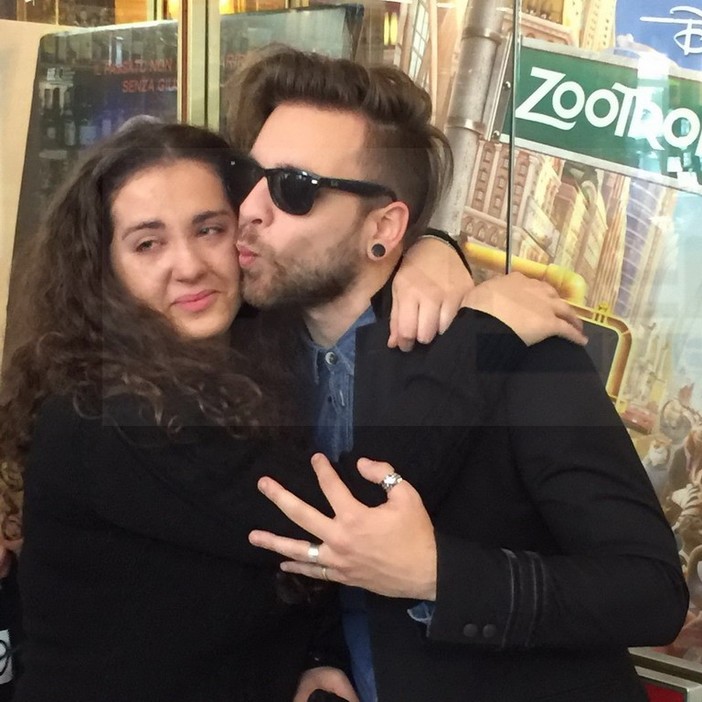 #Sanremo2016: giovanissima vede Alessio Bernabei e riesce a consegnargli una lettera nell'atrio dell'Ariston #Sanremo2016: giovanissima vede Alessio Bernabei e riesce a consegnargli una lettera nell'atrio dell'Ariston