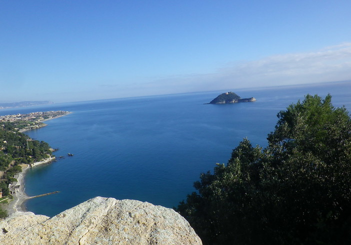 Il destino dell'isola Gallinara da rifugio di Santi e di Papi a proprietà di un ricco industriale ucraino Il destino dell'isola Gallinara da rifugio di Santi e di Papi a proprietà di un ricco industriale ucraino