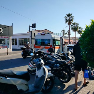 Sanremo: scontro tra due scooter in corso Marconi, centauro portato in ospedale (Foto)