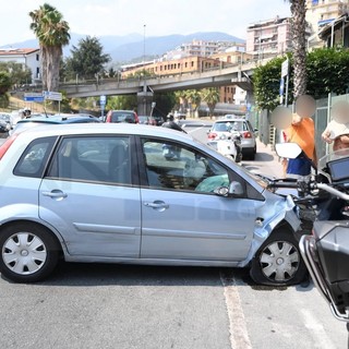 Sanremo: si sente male e finisce con l'auto contro un cancello in via San Francesco, nessun ferito (Foto)