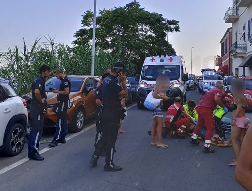 Bussana: motociclista perde il controllo del mezzo su un dosso, trasportato in pronto soccorso (Foto) Bussana: motociclista perde il controllo del mezzo su un dosso, trasportato in pronto soccorso (Foto)