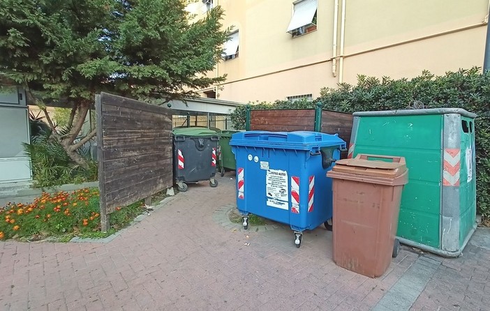 Vallecrosia, incendio in un'isola ecologica: fiamme spente dai vigili del fuoco Vallecrosia, incendio in un'isola ecologica: fiamme spente dai vigili del fuoco