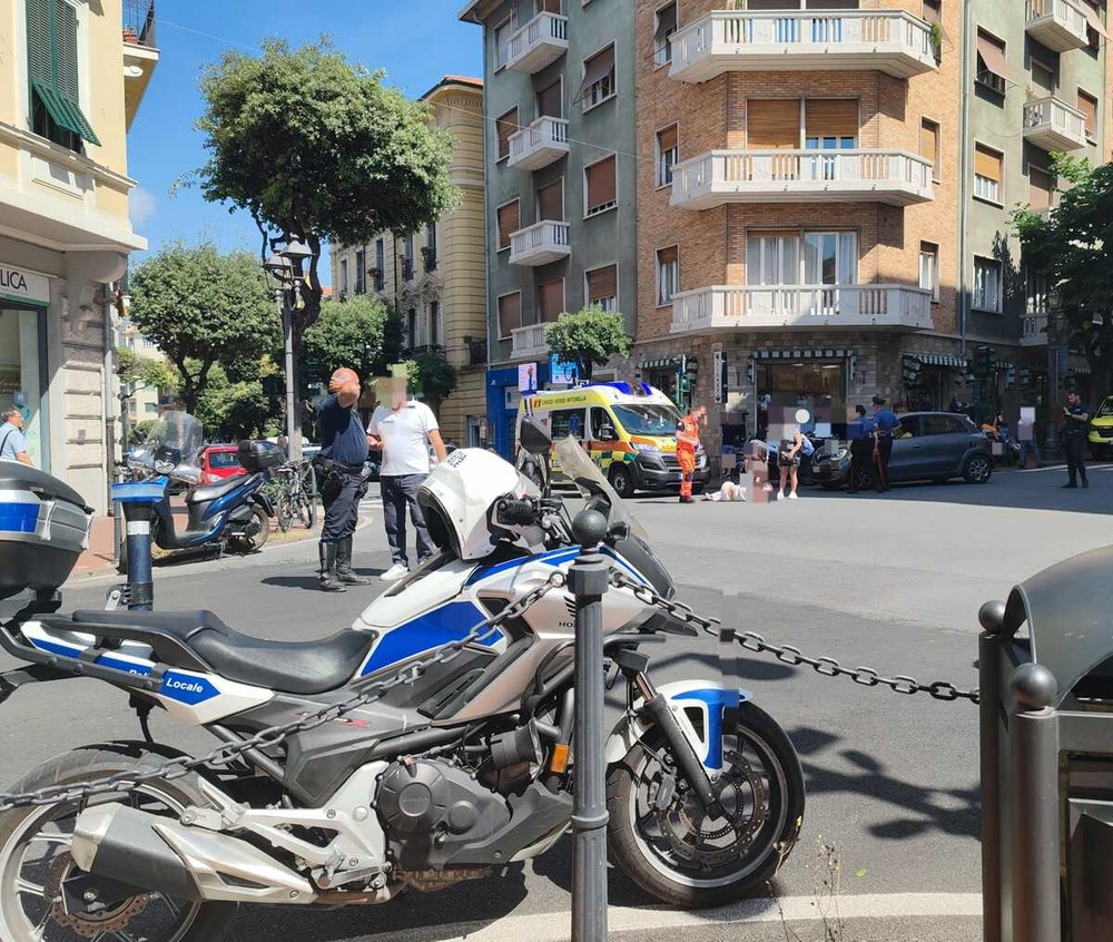 Incidente tra due moto all’incrocio semaforico di Ventimiglia: ferita una donna, sul posto soccorsi e forze dell’ordine Incidente tra due moto all’incrocio semaforico di Ventimiglia: ferita una donna, sul posto soccorsi e forze dell’ordine