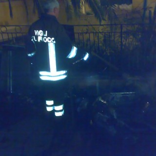 Sanremo: uno scooter distrutto da un incendio nella serata di ieri in via Goethe