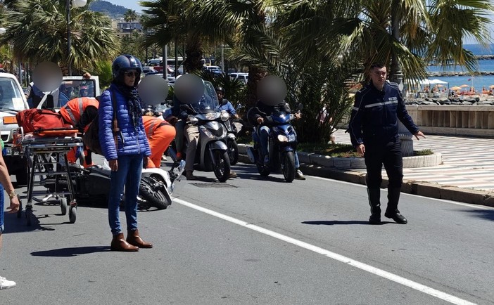 Sanremo: incidente in corso Imperatrice, auto svolta per un parcheggio e 45enne lievemente ferito (Foto) Sanremo: incidente in corso Imperatrice, auto svolta per un parcheggio e 45enne lievemente ferito (Foto)