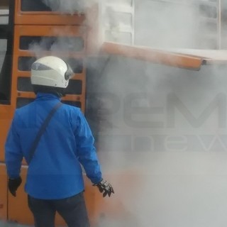 Sanremo: prende fuoco il motore di un bus sull'Aurelia, pronto intervento con un estintore (Foto)