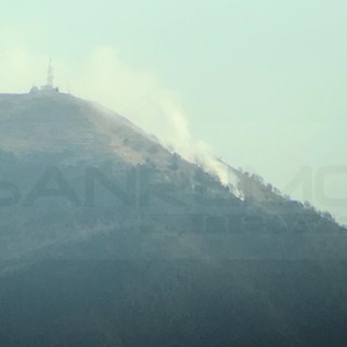 Canadair ed elicottero questa mattina per spegnere l'incendio sul monte Faudo: ora la bonifica (Foto)