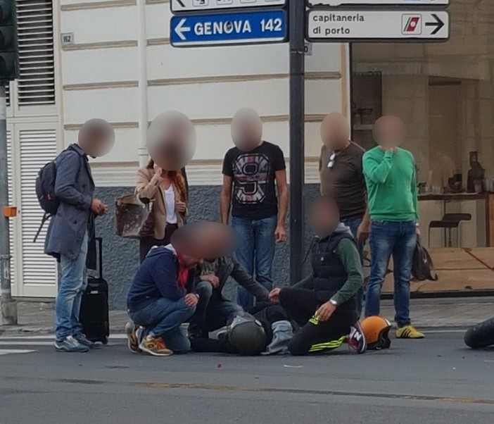 Sanremo: incidente stradale in via Roma, centauro ferito e trasportato in ospedale dalla Croce Verde (Foto) Sanremo: incidente stradale in via Roma, centauro ferito e trasportato in ospedale dalla Croce Verde (Foto)