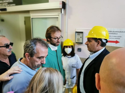 Incendio al Santa Corona, i vertici della sanità regionale in sopralluogo. Toti: "Cause? Probabile il dolo, nel caso lo accerterà la Magistratura" (Foto e Video)