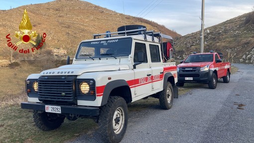 Carpasio: vasto incendio boschivo da stamattina sopra il paese, in arrivo elicotteri e Canadair Carpasio: vasto incendio boschivo da stamattina sopra il paese, in arrivo elicotteri e Canadair