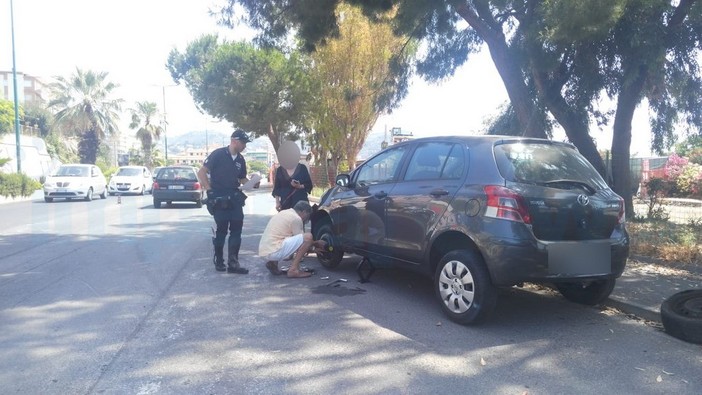 Imperia: incidente sul lungomare, per primo arriva il Sindaco che aiuta il ferito e regola il traffico per qualche minuto