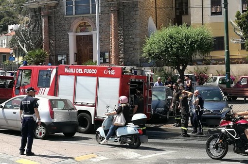 Ventimiglia: auto va a fuoco di fronte a Cristo Re, danni limitati ma traffico paralizzato (Foto) Ventimiglia: auto va a fuoco di fronte a Cristo Re, danni limitati ma traffico paralizzato (Foto)