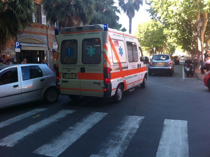 Ventimiglia: marito e moglie investiti in via della Repubblica, lei trasportata in ospedale in gravi condizioni Ventimiglia: marito e moglie investiti in via della Repubblica, lei trasportata in ospedale in gravi condizioni