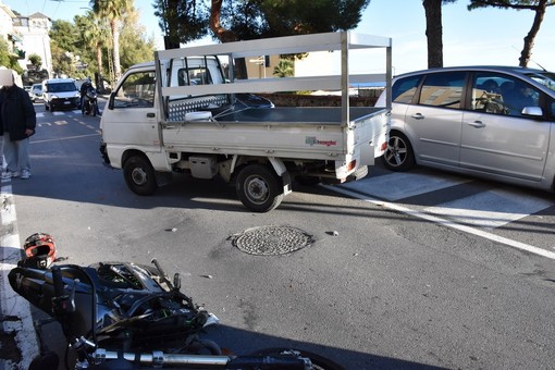 Sanremo: scontro tra una moto ed un furgoncino in corso Mazzini, giovane lievemente ferito (Foto)