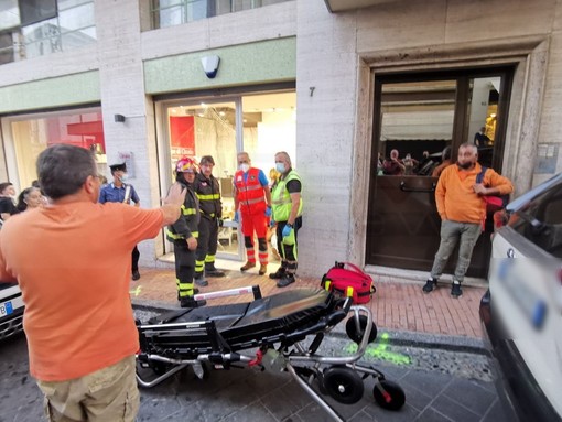 Ospedaletti: perde il controllo dell'auto e sfonda la vetrina di un negozio, donna portata in ospedale (Foto) Ospedaletti: perde il controllo dell'auto e sfonda la vetrina di un negozio, donna portata in ospedale (Foto)