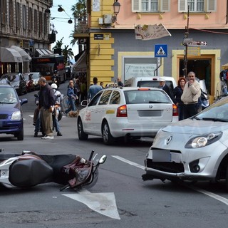 Sanremo: scontro auto moto per una probabile mancata precedenza, 20enne portato in ospedale