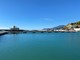 Il porto di Cala del Forte e, sotto il progetto della scogliera