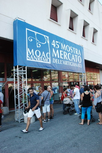 Le foto dell'inaugurazione e gli stand Le foto dell'inaugurazione e gli stand