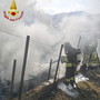 Incendio di un'auto a Bussana, le fiamme raggiungono la vegetazione: tempestivo intervento dei Vigili del Fuoco evita il peggio