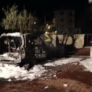 Sanremo: un'auto ed una moto a fuoco, questa sera nel parcheggio del Golf Club Degli Ulivi Sanremo: un'auto ed una moto a fuoco, questa sera nel parcheggio del Golf Club Degli Ulivi